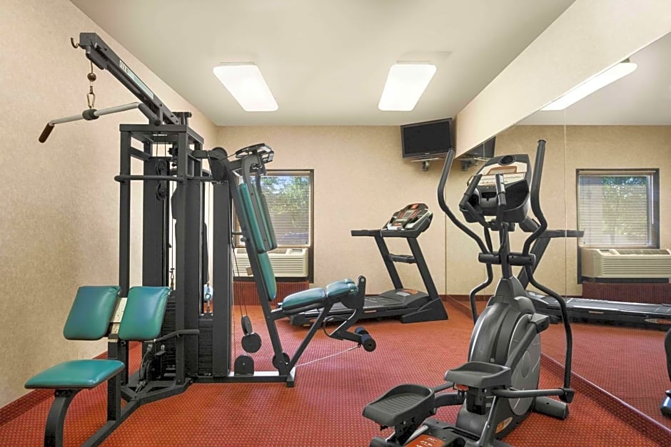 Days Inn & Suites by Wyndham Cedar Rapids