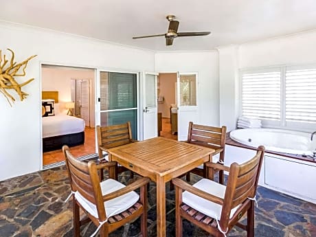 Reef Suite 2 Bedroom Ocean View Spa Apartment