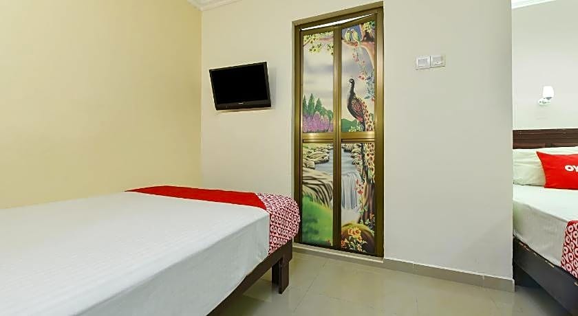 Super OYO 90562 J Hotel PJ