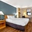 Econo Lodge Inn & Suites