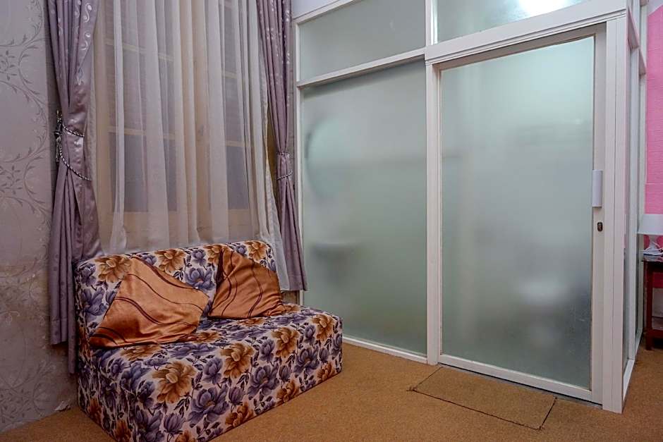 RedDoorz @ Golden Inn Tugu Yogyakarta