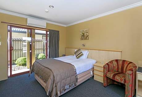 Standard Queen Studio