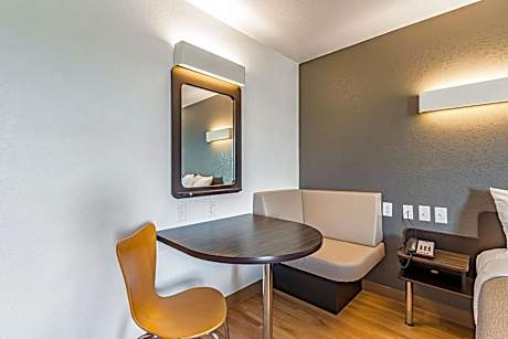 Deluxe King Room - Non-Smoking
