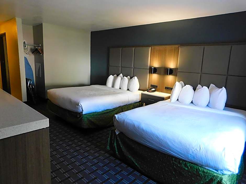 Days Inn & Suites by Wyndham Downtown Gatlinburg Parkway