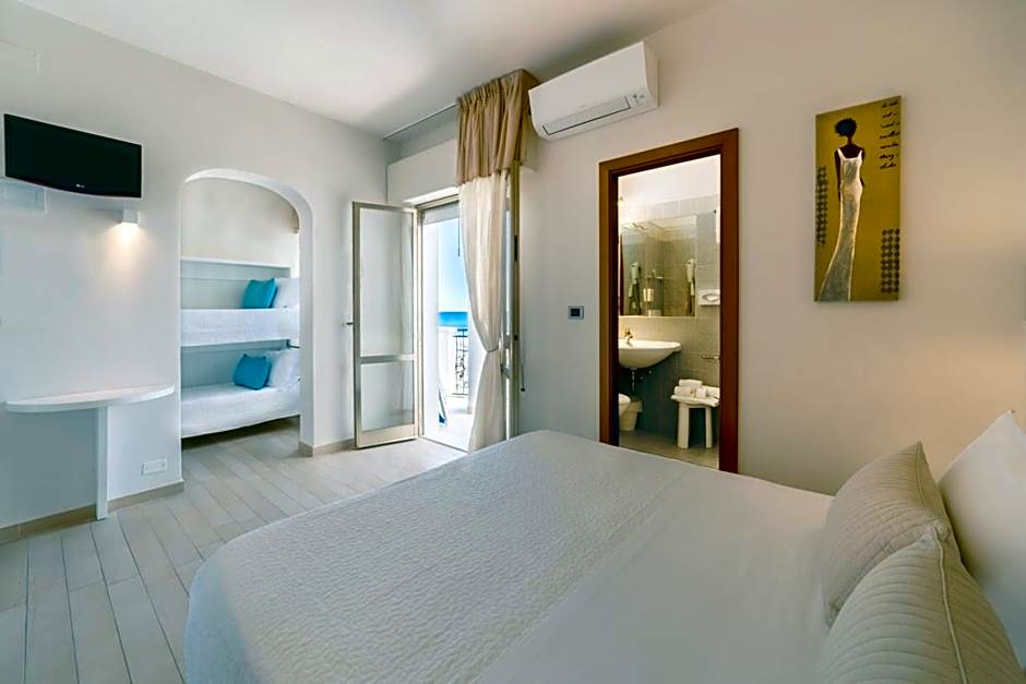 Hotel Soraya - Spiaggia Sawasdee with Beach, Restaurant & Parking