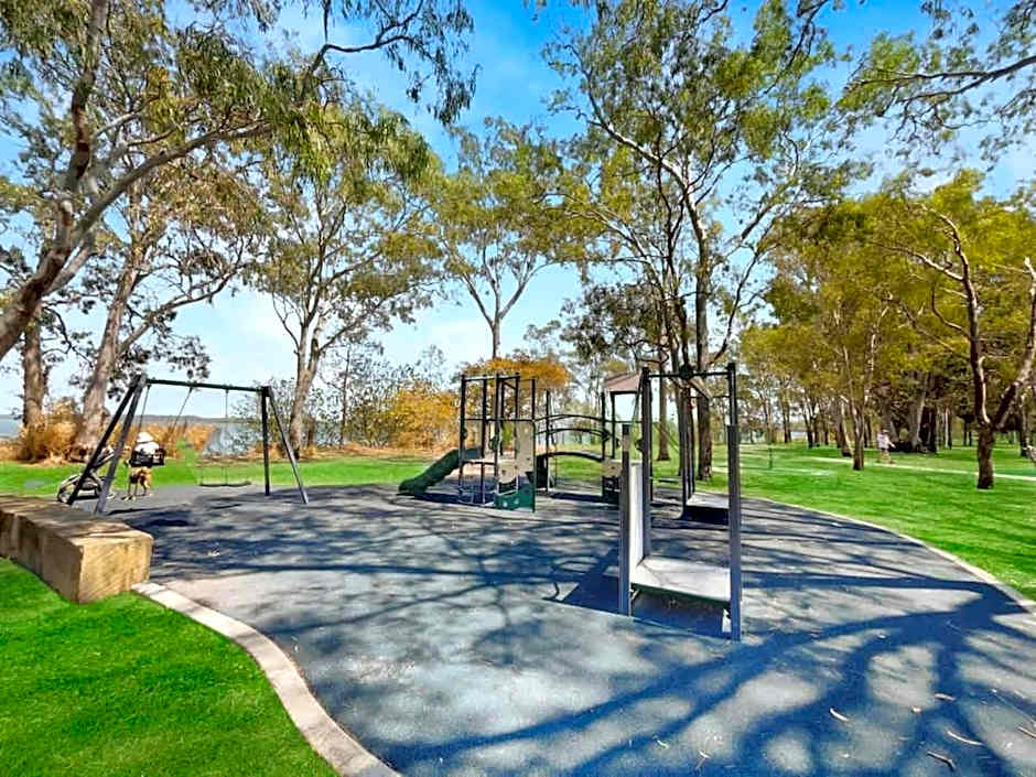 Spacious Holiday Unit on Canal at Banksia Beach