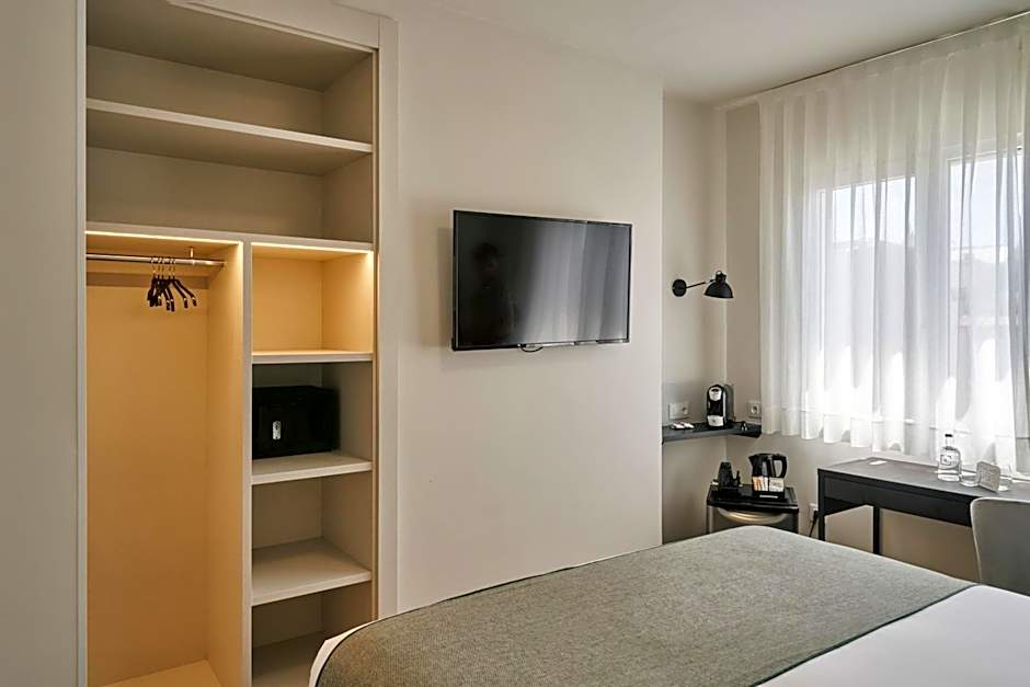 Tres Torres Atiram Hotels