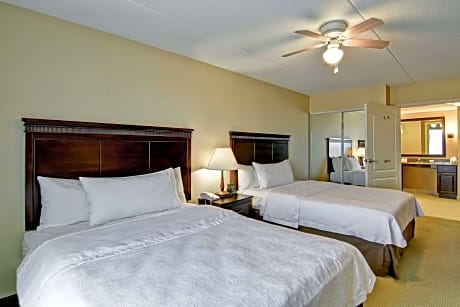 2Queen Beds 1 Bedroom Accessible Suite Nosmok