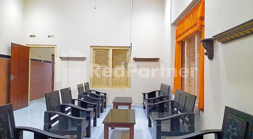 LH101 Guest House Syariah near Makam Sunan Bonang RedPartner