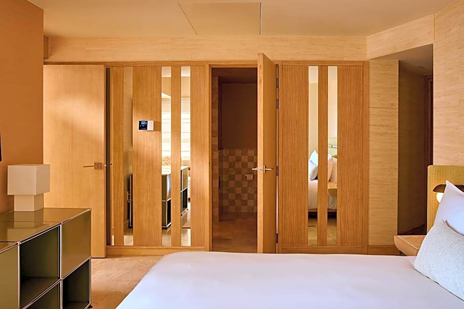 Photo 1 of 2 of 1 King Bed, Partial Ocean View