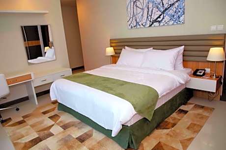 Two-Bedroom Apartment - Guaranteed 3pm Late Check Out and 20% Discount on F&B - Free Beach Access to Novotel Al Dana Resort