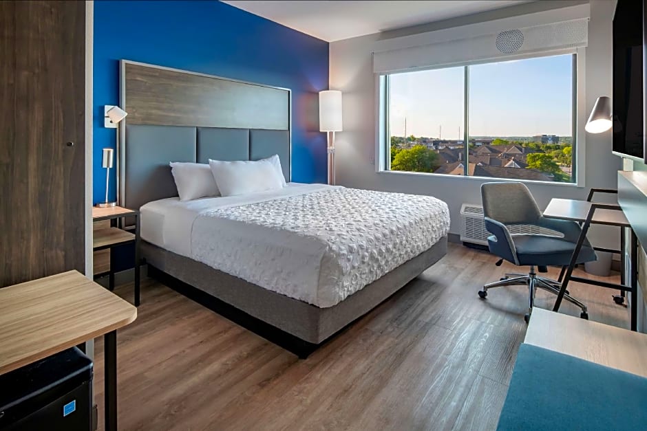 Photo 1 of 5 of 1 King Bed, Mobility Accessible, Roll in Shower