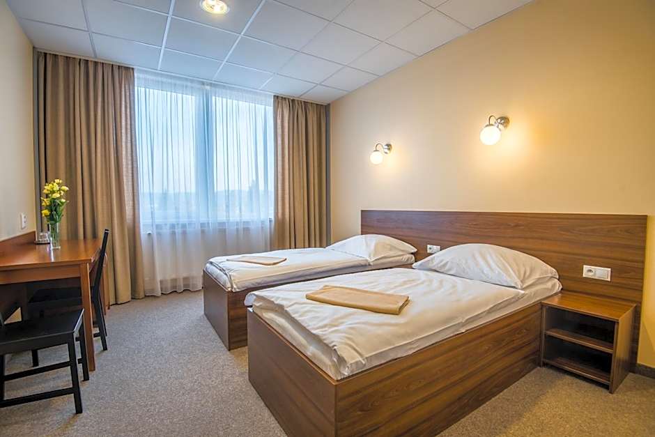 City Hotel B&B, reception 24 7, 800m od-from R1, free parking