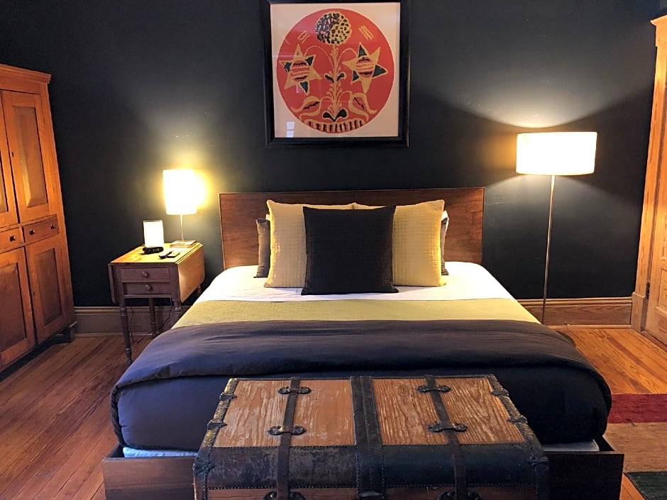 Photo 1 of 7 of 1 King Bed, City View
