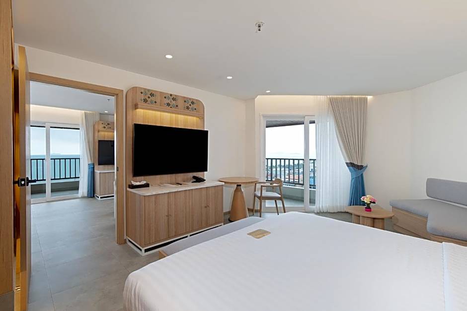Photo 1 of 10 of 1 King Bed Suite, Ocean View
