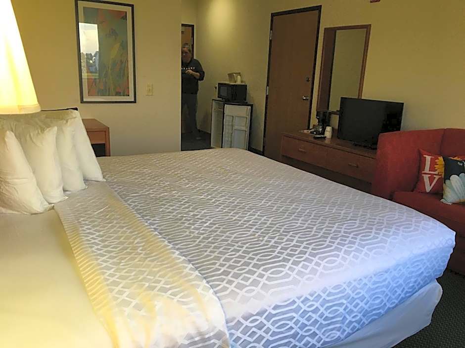 Carlyle Inn & Suites