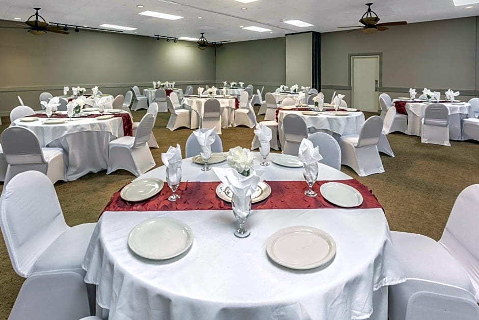 Ramada by Wyndham Texarkana