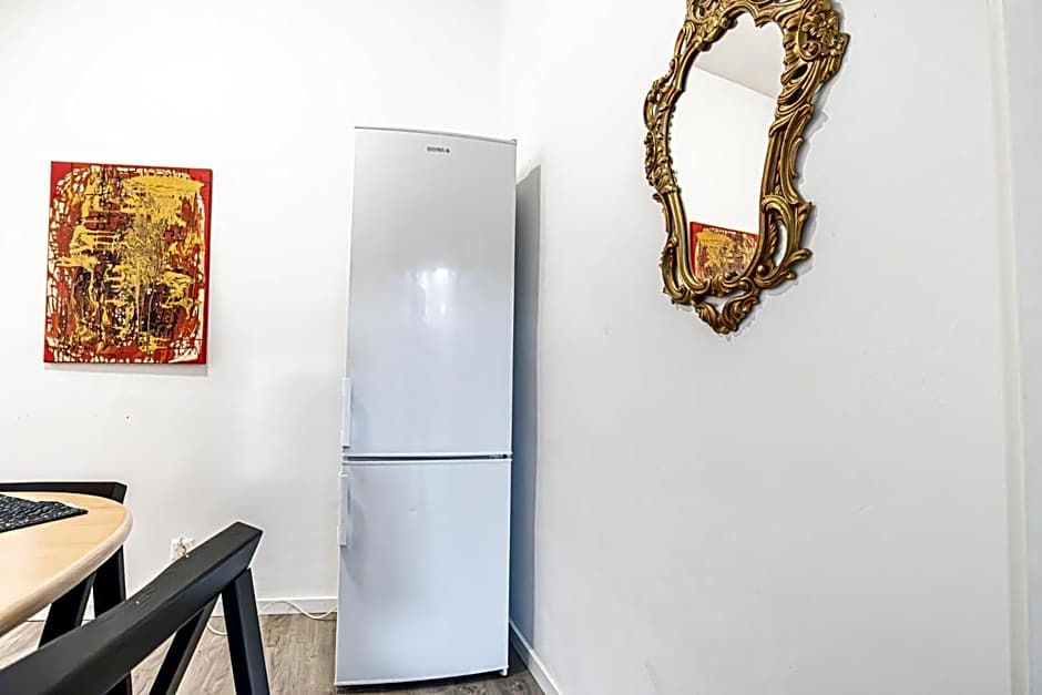 Near Schönbrunn - Economy Rooms in Shared Apartment at Meidling Train Station