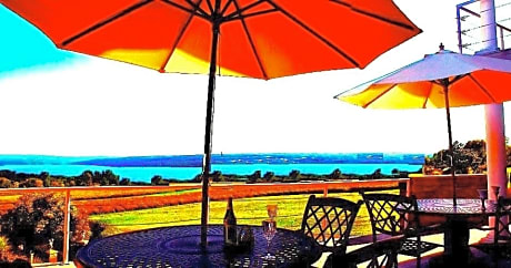 A Cayuga LakeFront Inn - Hotel Alt, Ithaca New York