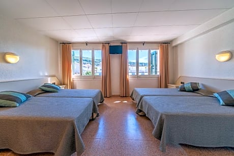 Family Room (2 Adults + 2 Children)