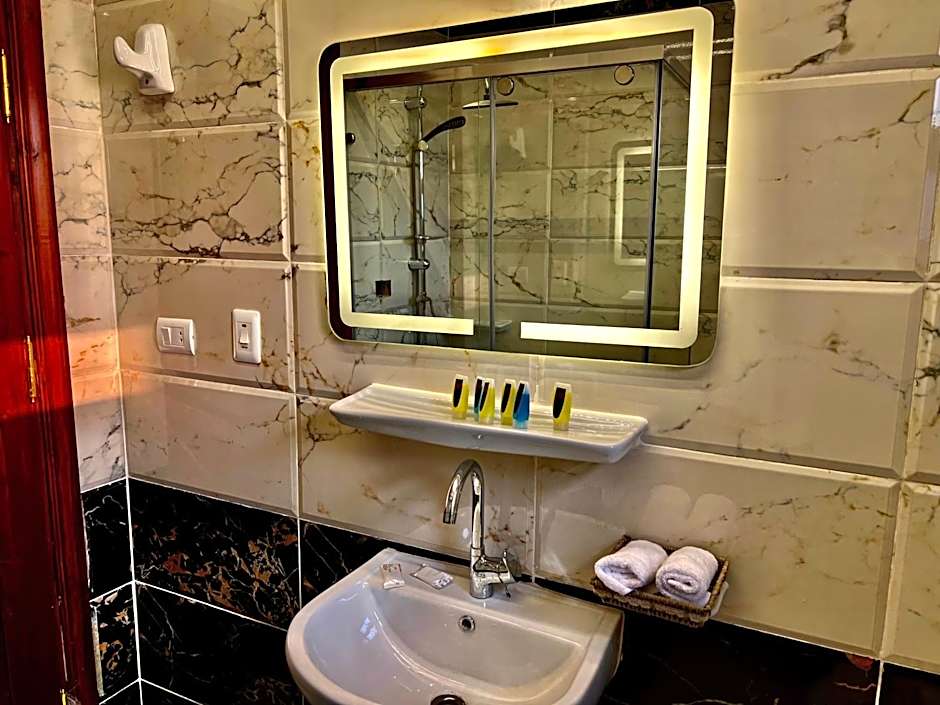 New Museum, Pyramids inn