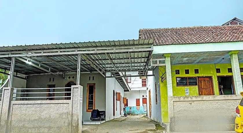 OYO Life 92222 Sahabat Kost Syariah Pacitan