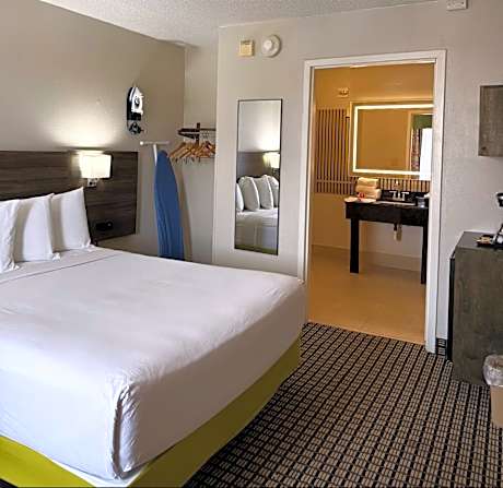 1 Queen Mobility Accessible Bathtub Microwave Fridge Wi-Fi Non-Smoking Continental Breakfast