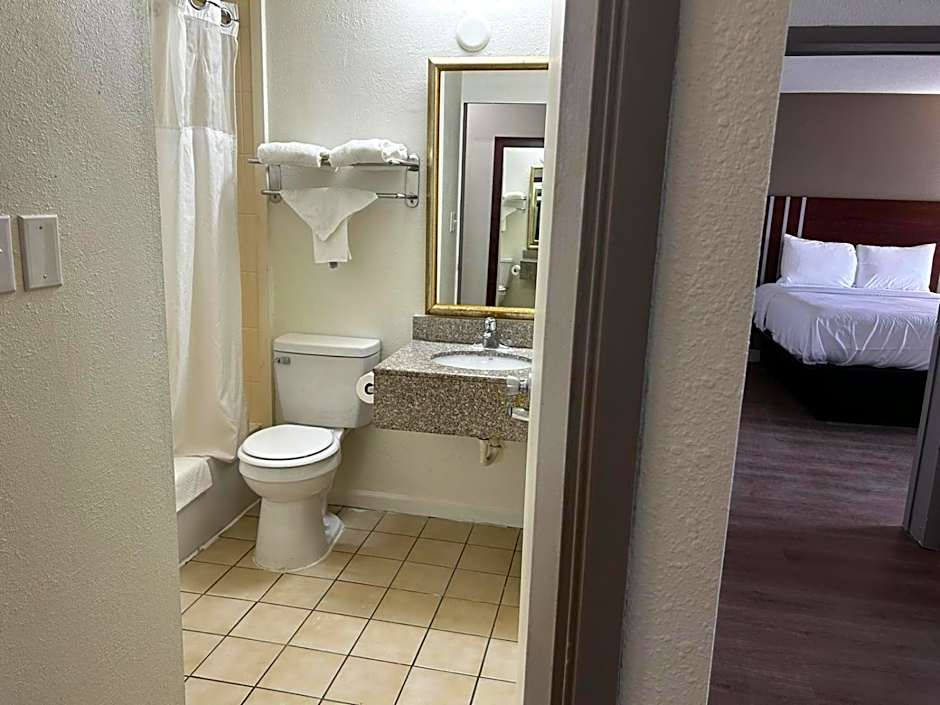 Econo Lodge Inn & Suites
