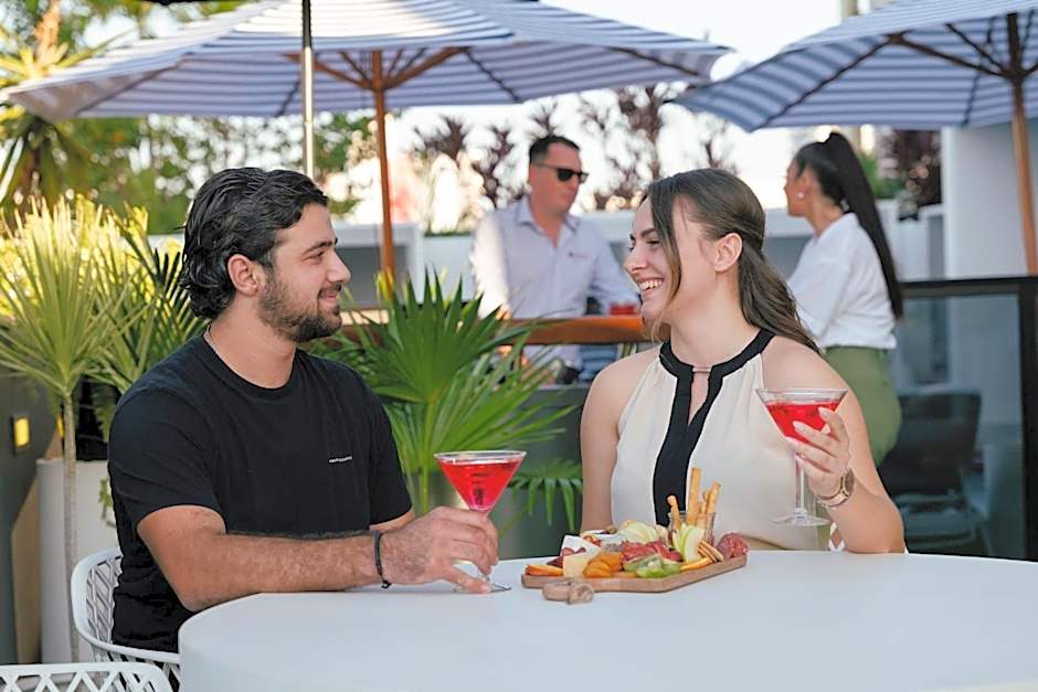 H on Mitchell Apartment Hotel