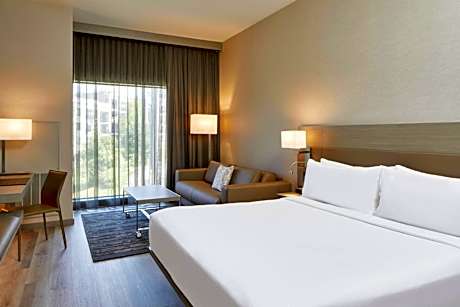 King Room with Roll-In Shower - Mobility Accessible