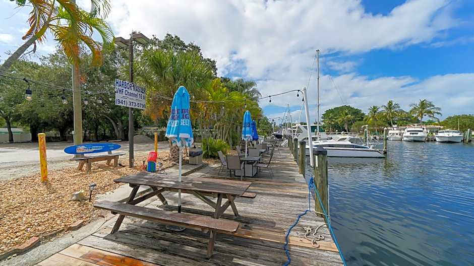 Waterfront Room, Heated Pool, Tiki Bar & Grill