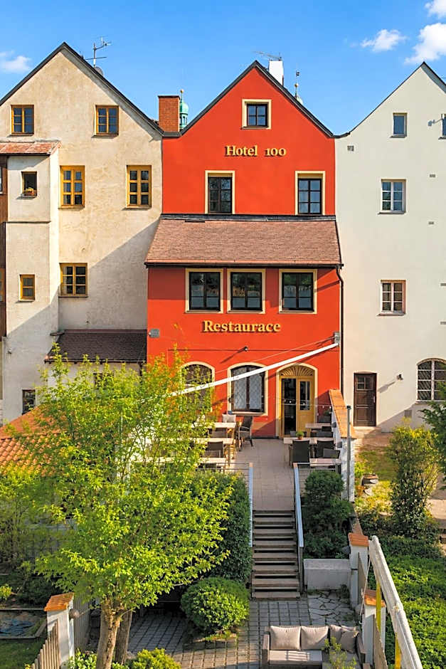 Hotel 100