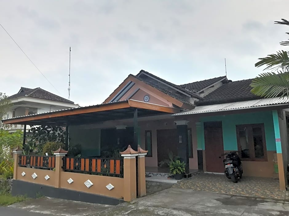 OYO Homes 91083 Desa Wisata Plosokuning Syariah