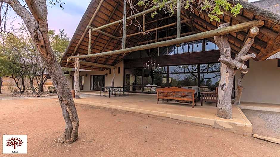 Zebula Golf and Wildlife Estate - Porcupine Strolling Pax 8 - Moi Signature Luxury villa