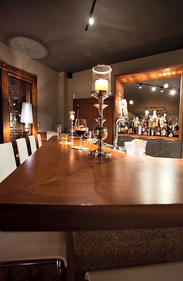 Le Pleasant Hôtel & Café