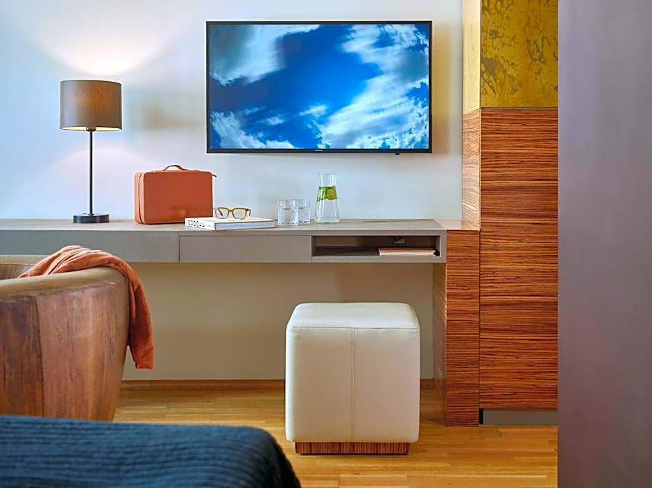 The ICON Hotel & Lounge