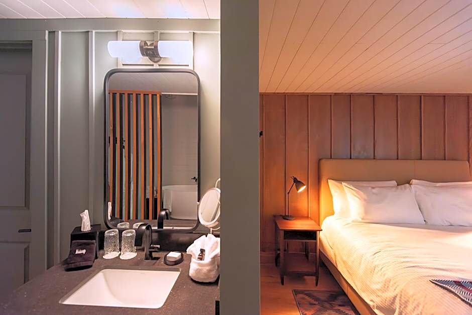 Historic Rocky Waters Inn, A Small Luxury Hotel