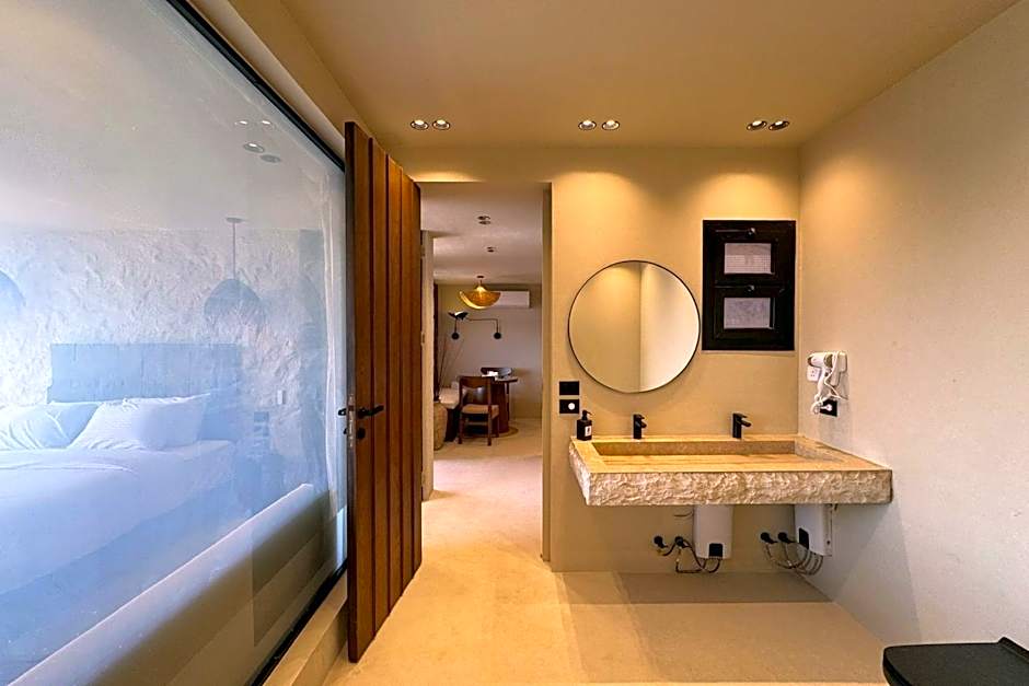 The 2 BDR Pyramids Vista w Bathtub