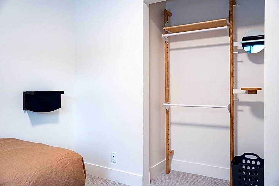 Snow & Swing Getaway - Three Bedrooms with Hot Tub (Stay Revy)