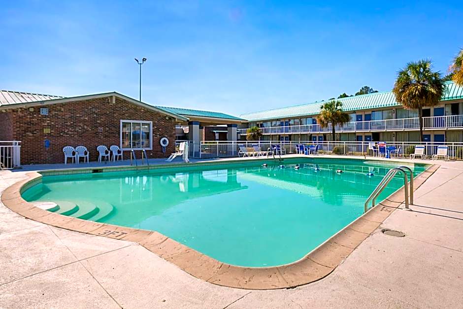 Motel 6-Tifton, GA
