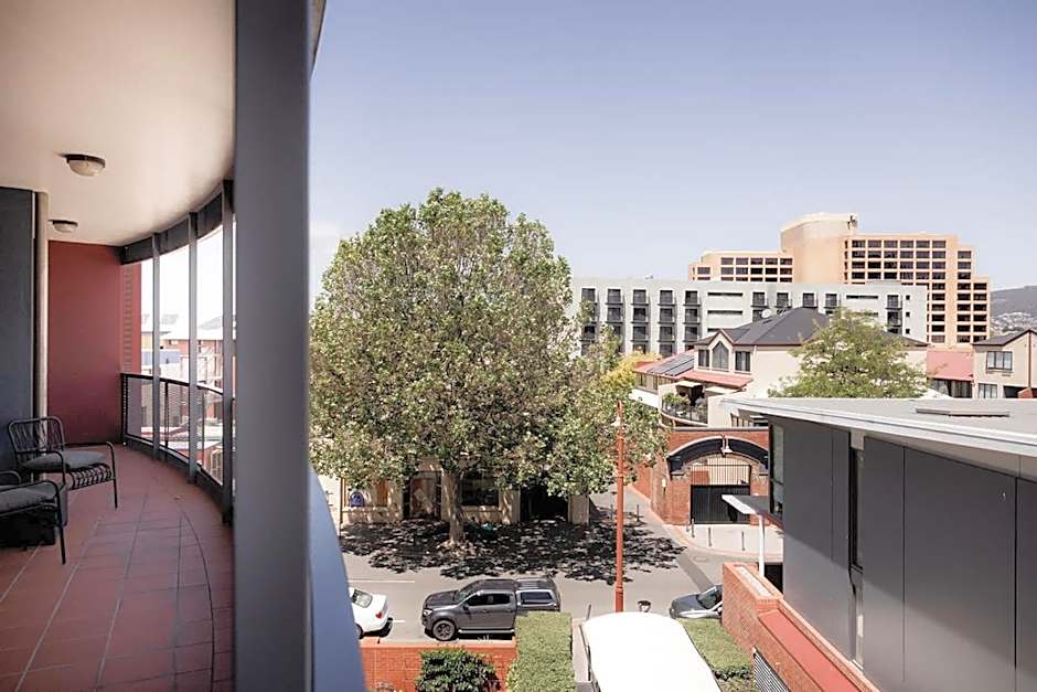 Inner-city 2 bedroom apartment - perfectly located