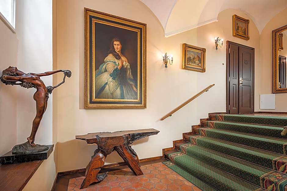 Iron Gate Hotel & Suites