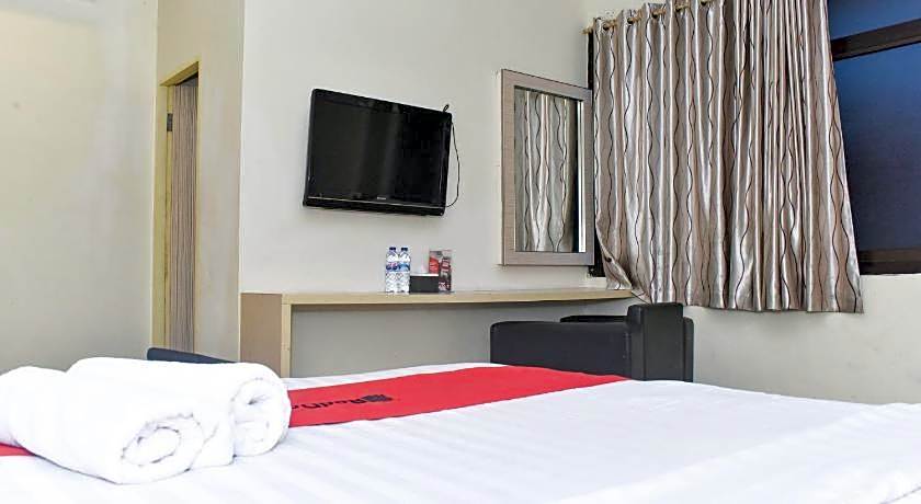 RedDoorz Plus near Sultan Hasanuddin Airport