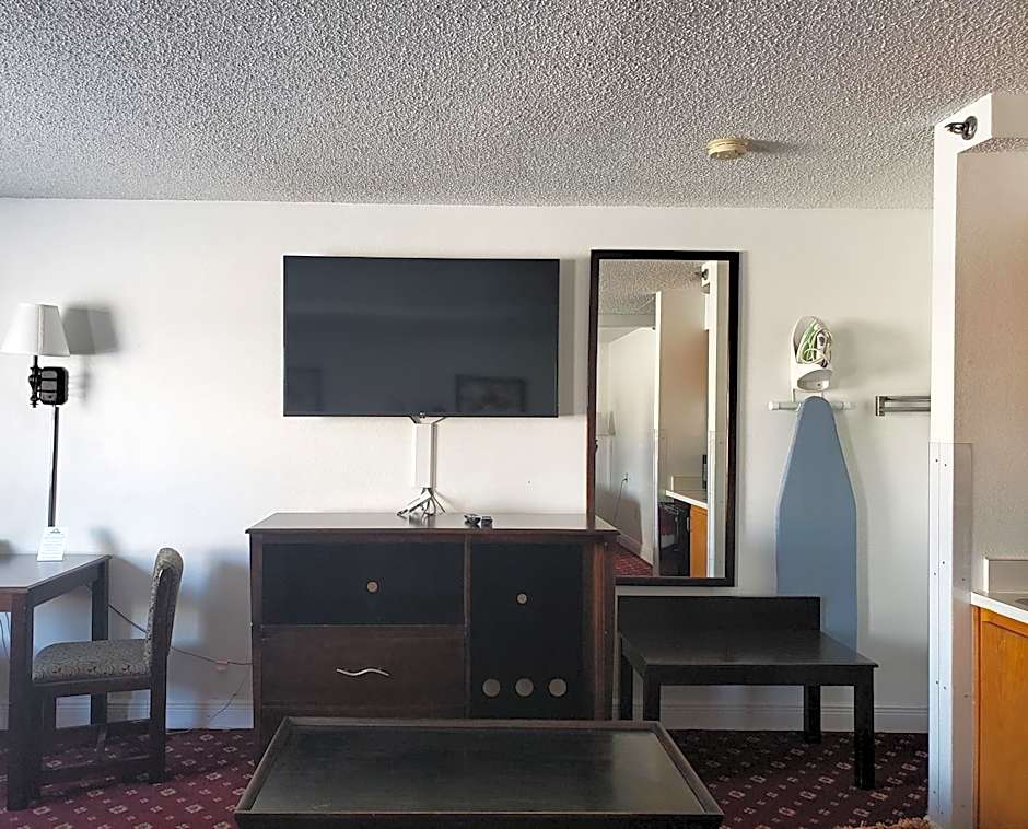 Days Inn by Wyndham Lake Village