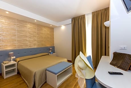 Superior Double Room with Partial Sea View