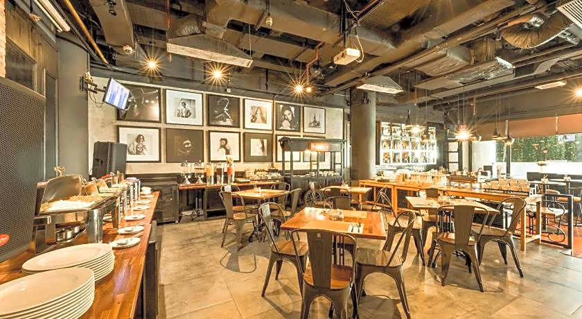 MaxOne Hotels Premier Melawai