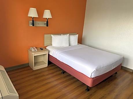 1 Queen Bed