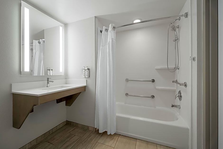 Holiday Inn Express Pembroke By IHG