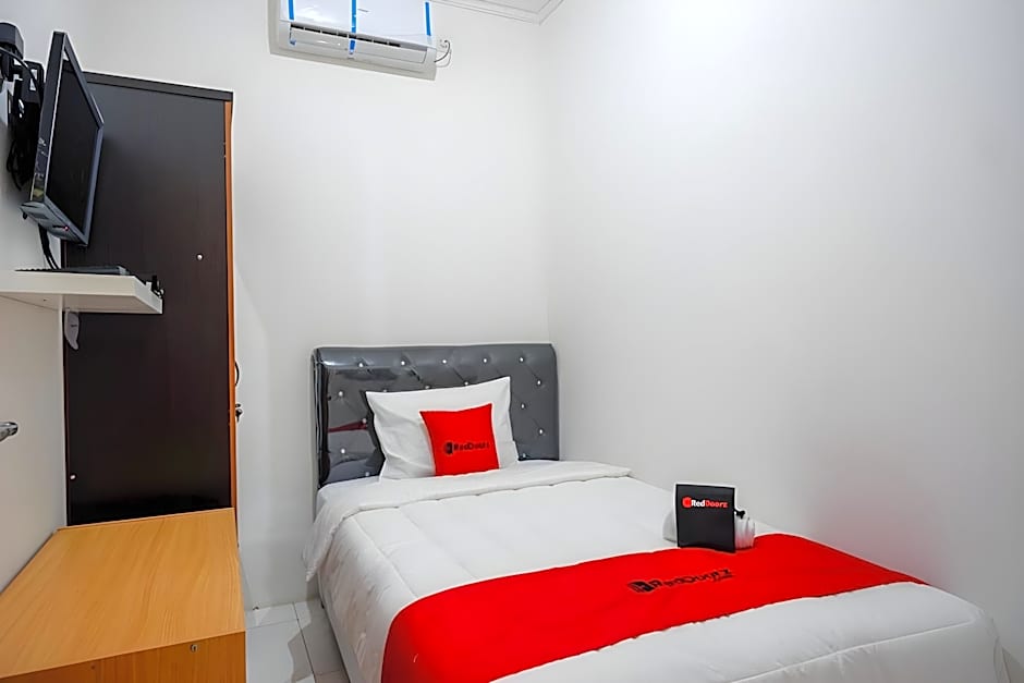 RedDoorz Hostel near Kota Lama Semarang