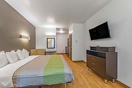 1 King Bed | Non-Smoking, Kitchen